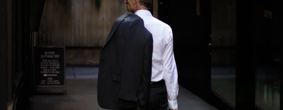 Leder som tænker på onboarding i rekrutteringsprocessen